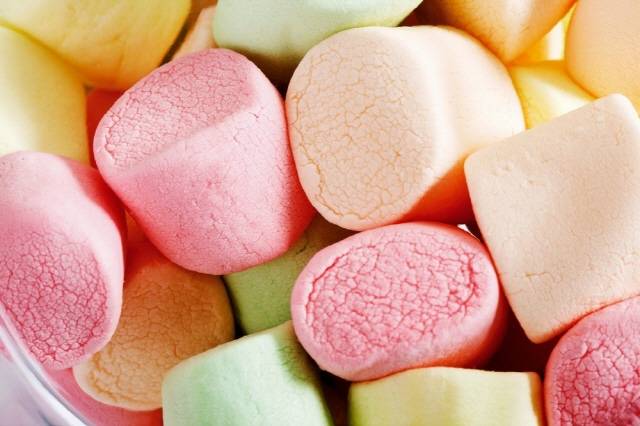 마시멜로는 의외로 지방 함량과 열량이 낮아 쉽게 열량을 소모할 수 있지만, 당 함량이 높아 과도하게 먹지 않는 것이 좋다./사진=클립아트코리아