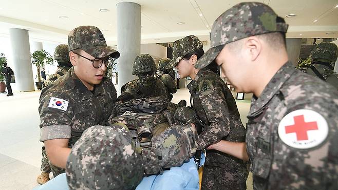 육군 기동대가 인질구출작전과 부상병 이송 훈련을 하고 있다. 뉴스1