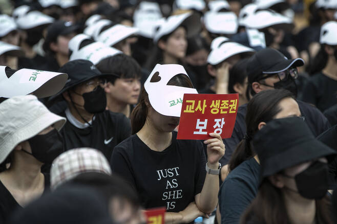 7월22일 서울 종로구 보신각 앞에서 열린 교사 집회에서 한 참석자가 '교사 생존권 보장' 손팻말을 들고 있다. ⓒ시사IN 신선영