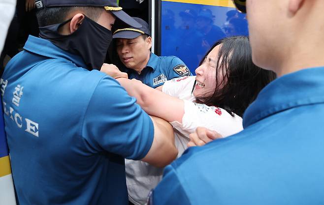 경찰이 체포된 대학생들을 경찰 버스에 태우고 있다. 신소영 기자 viator@hani.co.kr