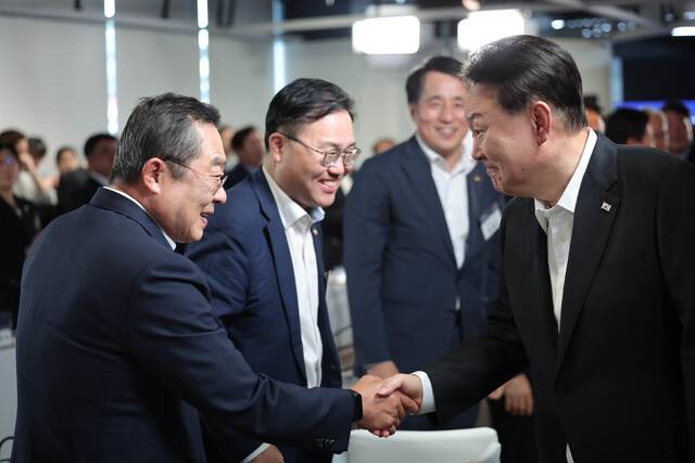 윤석열 대통령이 24일 서울 구로구 구로디지털산업단지 지(G)밸리산업박물관에서 열린 ‘킬러규제 혁파 규제혁신 전략회의’에 입장하며 구자열 한국무역협회 회장과 인사하고 있다. 대통령실 제공