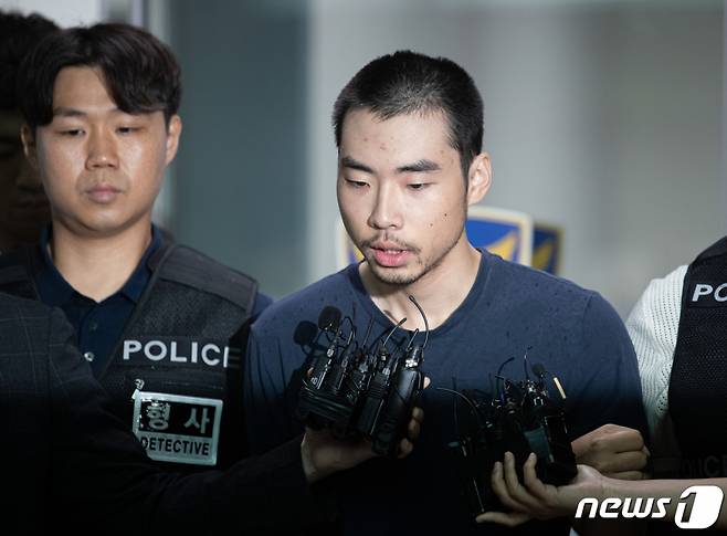 (성남=뉴스1) 이재명 기자 = 14명의 사상자를 낸 '서현역 흉기난동' 사건의 피의자 최원종이 10일 오전 검찰로 송치되기 위해 경기도 성남시 수정경찰서에서 호송차로 향하고 있다. 2023.8.10/뉴스1 Copyright (C) 뉴스1. All rights reserved. 무단 전재 및 재배포 금지.