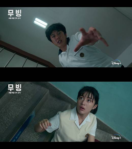 '무빙'에서 김봉석 역을 맡은 이정하와 장희수 역을 맡은 배우 고윤정 / 월트디즈니 컴퍼니 코리아