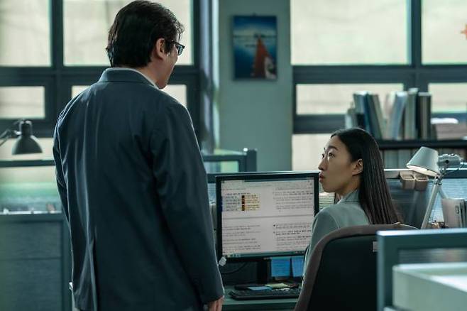 회사 동료인 주오남(안재홍)과 김모미. 넷플릭스