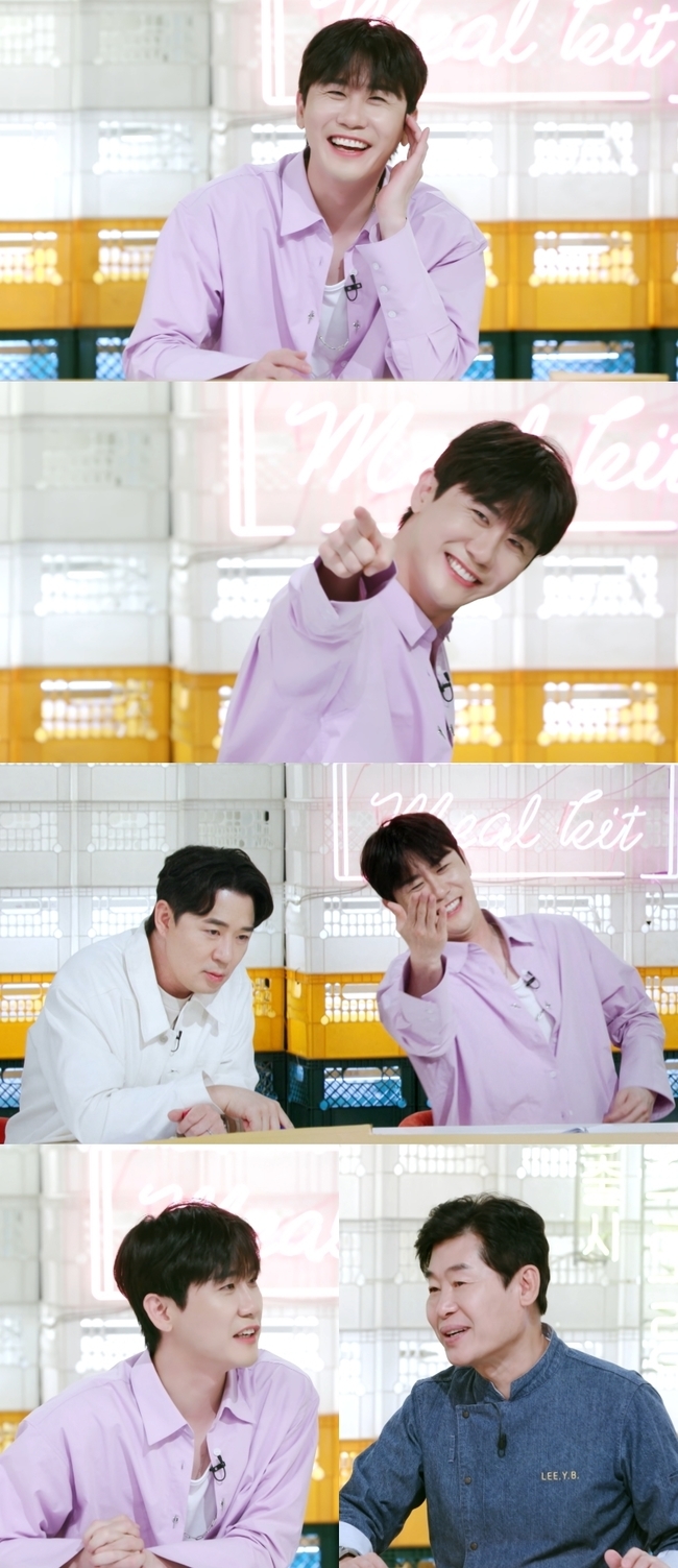 I confess that Young Tak has recently fallen in love with cooking.On August 25, KBS 2TV  ⁇  Stars Top Recipe at Fun-Staurant  ⁇  (hereinafter referred to as  ⁇  Stars Top Recipe at Fun-Staurant  ⁇ )It is noteworthy that MC Boom and Lee Yeon-bok chef, who have always been acquainted with Yong-tak, will go to Yong-tak as a chef while certifying Yong-taks cooking love.Yong-tak, who appeared as a special MC in  ⁇  Stars Top Recipe at Fun-Staurant  ⁇ , showed his concentration on the chefs VCR.Especially when I see Ryu Soo-youngs cooking, I make a note or take a picture with my cell phone, and I promise to make it at home.In addition, Ryu Soo-youngs dream performance is perfectly followed, and he is certified as a passionate viewer of  ⁇  Stars Top Recipe at Fun-Staurant  ⁇ .In a recent  ⁇ StarsStars Top Recipe at Fun-Staurant  studio recording, chef Lee Yeon-bok said,  ⁇ Young-tak is my table tennis friend, so I know Savoie well and (Young-tak) is very interested in real cooking. ⁇ MC Boom also added that the form for cooking is crazy nowadays. So, he said, I did not have an egg roll in the past, but now I can easily make egg rolls. He also said he is interested in cooking Savoie.Actually, Yeon-tak often learns to cook from Chef Yeon-bok.The MC boom suddenly shone with sharp eyes and asked if there was a big picture that would soon be on the Stars Top Recipe at Fun-Staurant.Lee Yeon-bok, a chef, also hopes to make his debut as a chef soon. He likes delicious food and is interested in cooking. ⁇  Stars Top Recipe at Fun-Staurant  ⁇  It is expected that Young-tak will really challenge the chef.