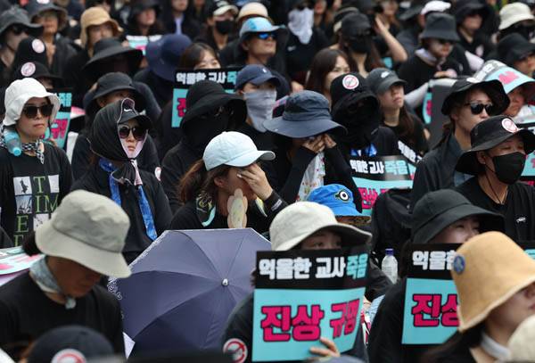 지난 7월 19일 서울 여의도 국회 앞에서 열린 서이초 교사 사망 사건 진상규명과 아동학대 관련법 즉각 개정 촉구 집회에서 참가자들이 눈물을 흘리고 있다. / 연합뉴스