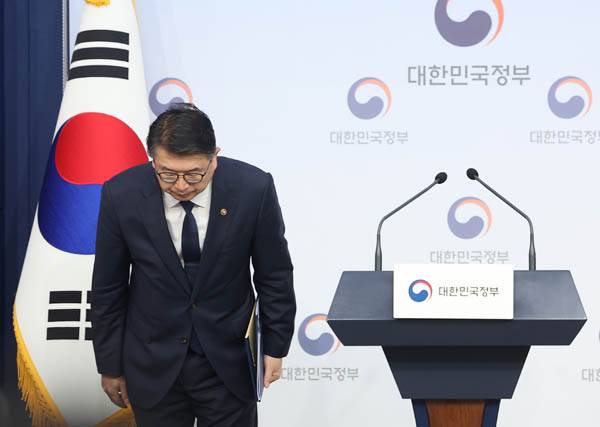 장상윤 교육부 차관이 지난 8월 4일 정부서울청사에서 서이초 교사 사건과 관련한 교육부·서울시교육청 합동 조사 결과 발표 브리핑을 마치고 인사하고 있다. / 연합뉴스