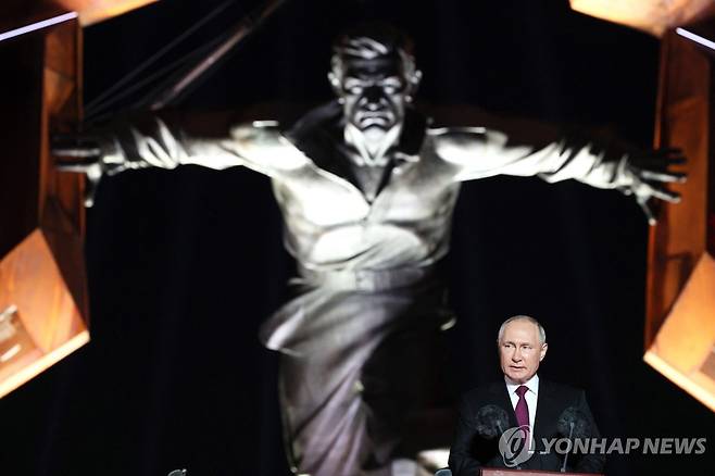 푸틴 대통령이 23일(현지시간) 2차대전 쿠르스크 전투 기념식에서 연설하고 있다. [AFP=연합뉴스]