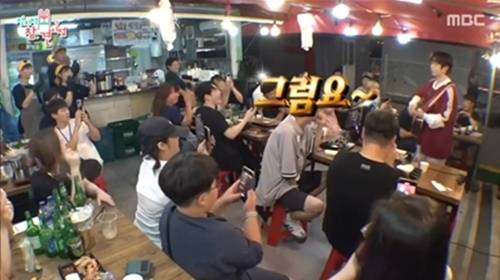 권정열은 시민들의 뜨거운 환호에 보답하듯 ‘폰서트’를 선곡, 감미로운 기타 연주와 목소리로 여수의 밤을 뜨겁게 달궜다. 사진=‘전참시’ 방송 캡처