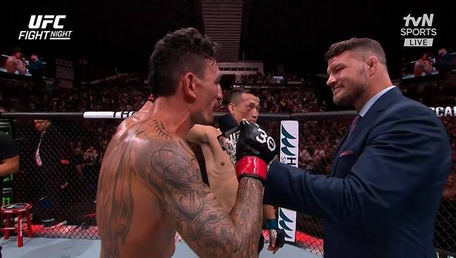 할로웨이(왼쪽)가 승자 인터뷰에서 정찬성에 대한 존중의 뜻을 나타내며 손을 들어올려주고 있다. /사진=tvN 스포츠 중계화면 캡처