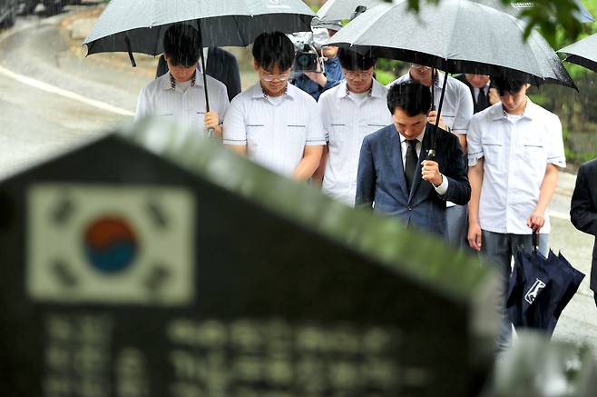 박민식 국가보훈부 장관이 28일 오전 전남 순천시 매산고등학교에서 이곳 출신 학도병들을 기리는 6·25참전기념비를 향해 묵념하고 있다. /뉴시스