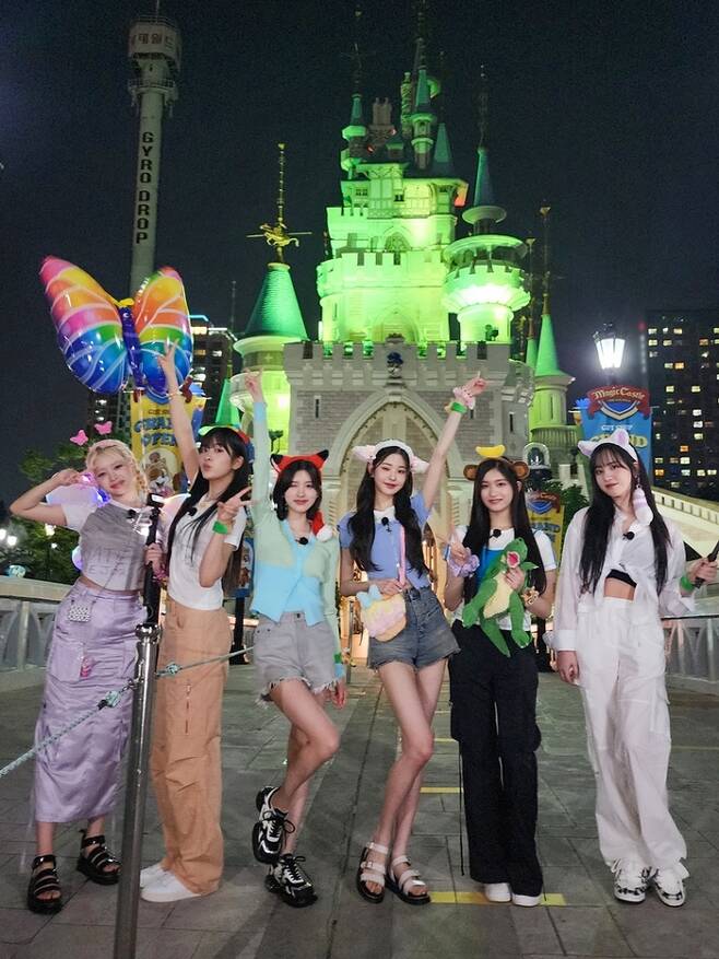 Group IVE enjoyed an amusement park date through its own content.Starship Entertainment, a subsidiary company, posted its own content  ⁇ 1,2,3 IVE Abduction with Lotte World  ⁇  on the IVE official YouTube channel on the 27th.After arriving at the questionable place wearing an eye patch, IVE wondered, leaving all kinds of speculation about the place while blindfolded. Finally, IVE took off his eye patch and was delighted with the news that the arrival place was Lotte World.IVE, who entered Lotte World, was delighted with Lotte World, which had no one in the whole world. IVE first stopped at Lotte World Goods shop and fitted props to suit their individuality.IVE, which has been decorated to the fullest, left a memorial picture at Lotte World photo hotspot.IVE, who was on the full-fledged Theme Park Rider Online Boarding, enjoyed Theme Park Rider Online in his own way.Jang Won-young, An Yu-jin, and Ray, who showed a nervous appearance before the start, showed a shouting and enjoying appearance.IVE then boarded the bumper car.Jang Won-young was afraid of driving and declared abandonment of the car, while Leeds, who was too scared to ride the French Revolution, turned into a clear biker at the same time as Boarding and laughed.Finally, IVE took a merry-go-round, took pictures in front of it, and made memories of Lotte World.On the other hand, IVE will hold the first world tour  ⁇   ⁇   ⁇   ⁇   ⁇   ⁇   ⁇   ⁇   ⁇   ⁇  at the Jamsil Indoor Gymnasium in Seoul on October 7th and 8th.