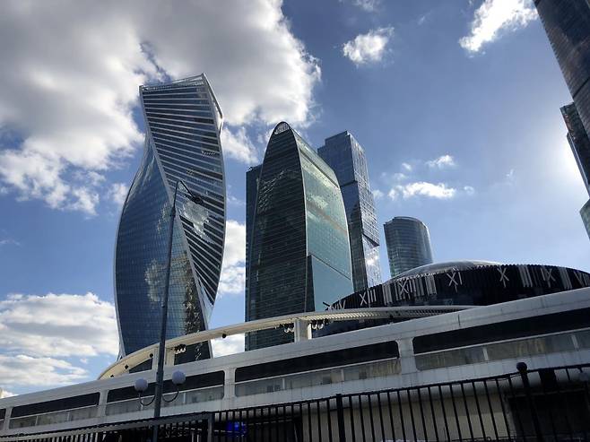 엑스포센터 인근에 위치한 모스크바시티 (모스크바=연합뉴스) 최인영 특파원 = 러시아 모스크바 엑스포센터 건물 너머로 업무지구 '모스크바 시티'의 초고층 건물들이 보인다. 2023.8.28 abbie@yna.co.kr (끝)