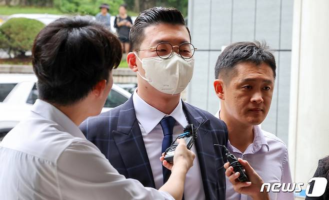 '1430억원 분식회계' 혐의를 받고 있는 이상영 대우산업개발 회장이 29일 영장실질심사를 받기 위해 서울중앙지법에 들어서고 있다. 2023.8.29/뉴스1 ⓒ News1 김성진 기자