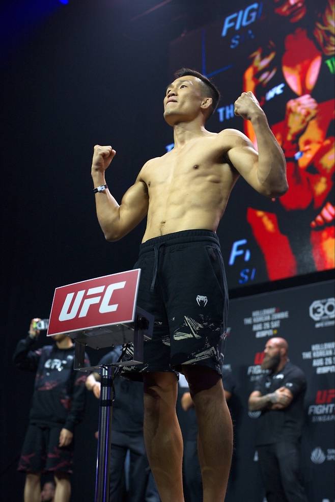 계체 행사에서 포즈를 취하고 있는 정찬성. 사진 | UFC