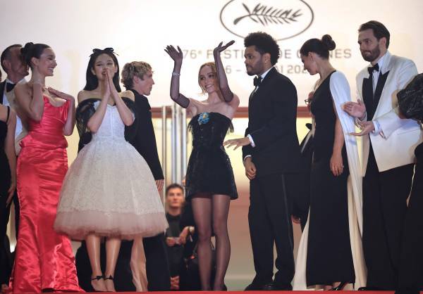 제76회 칸 국제영화제에서 '디 아이돌' 상영회에 나타난 출연 배우들. (사진=연합/AFP)