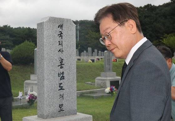 이재명 더불어민주당 대표가 29일 오후 대전 유성구 국립대전현충원 내 홍범도 장군 묘역을 찾아 참배하고 있다. 연합뉴스