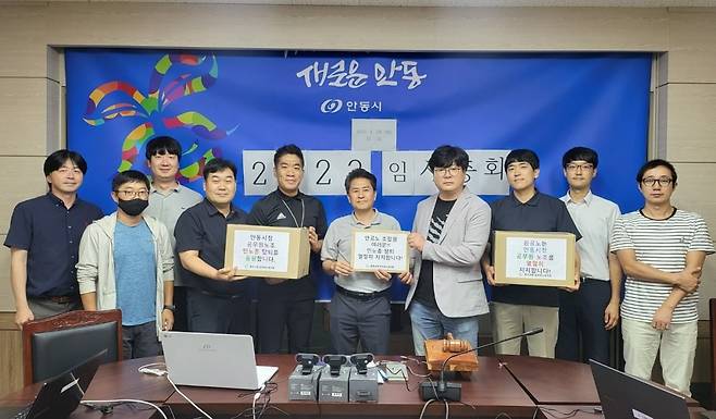 강원 원주시 공무원노조가 29일 민주노총 탈퇴를 결의한 경북 안동시 공무원노조를 방문해 격려 메시지를 전달하는 모습. 원공노 제공