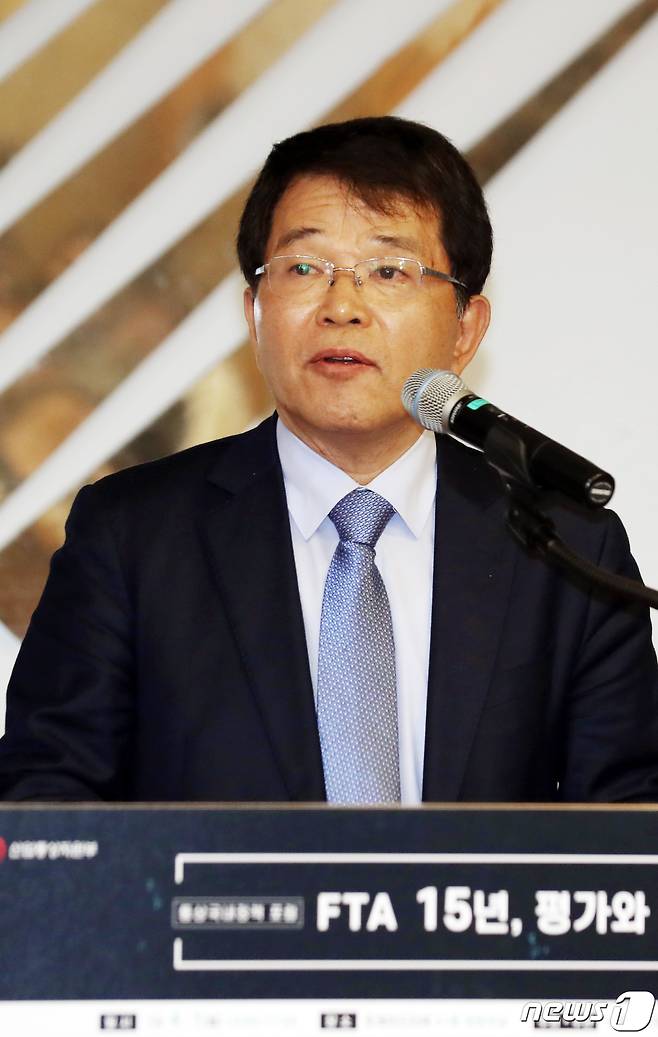 한진현 한국전력공사 신임 사외이사가 한국무역협회 부회장 시절인 2019년 서울 강남구 트레이드타워에서 열린 '통상국내정책 포럼'에서 개회사를 하고 있다. 2019.4.1/뉴스1 ⓒ News1 황기선 기자