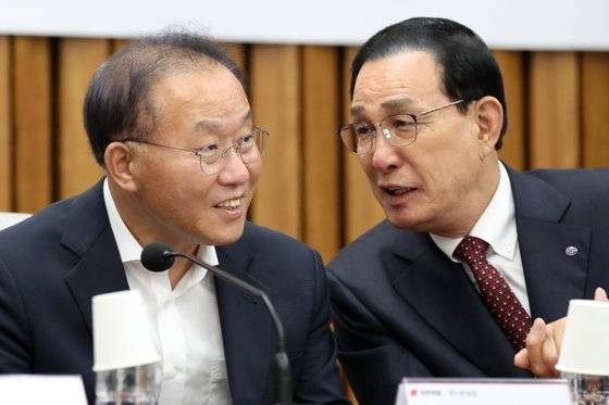 윤재옥(왼쪽) 국민의힘 원내대표와 노동진 수산업협동조합중앙회장이 30일 국회에서 열린 '수산물 소비활성화를 위한 수협·급식업체 간 상생협력 협약식'에 참석해 대화하고 있다. 뉴스1