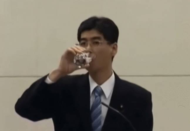 2011년10월 31일 일본 도쿄전력에서 소노다 야스히로 내각 정무차관이 일본 후쿠시마 제1원전5ㆍ6호기 원자로 옆 샘물에서 떠온 물을 마시고 있다