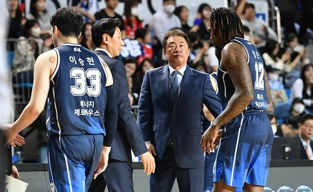 KCC 선수단. /사진=KBL 제공