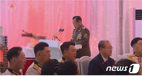 지난 27일 해군절 경축연회 연설에 나선 박정천 전 노동당 중앙군사위 부위원장 옆으로 '모자이크' 처리된 음식이 포착됐다. (조선중앙TV 갈무리)