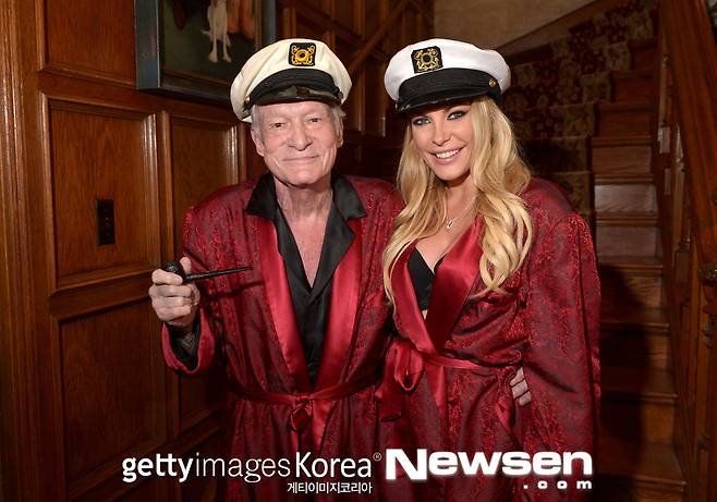 Hugh Heppners wife, who founded the famous American adult magazine Playboy Mansion, is interviewing her to discuss her stupid marriage.The Daily Mail recently published an interview with Krystal Jung Heppner, 37, his last and third wife before the death of Hugh Heppner, who died on September 27, 2017, at the age of 91.Hugh Heppner was 86 at the time of the marriage and Krystal Jung Heppner, who was a model, was 26.In an interview with the media, Krystal Jung Heppner said, Hugh Heppner used Viagra so much that he lost his hearing in one ear, he said. He said he could have sex without hearing.Further, it was embarrassing that Hugh Heppner had regularly had inappropriate relationships with multiple other women in the bedroom of Jasins mansion located in LA even after their marriage, and felt bad about having so many other people in our bedroom.Hugh Heppner still seemed to think Jasin was in his 40s, he said.On the other hand, Krystal Jung Heppner added that during her marriage to Hugh Heppner, I had to keep the curfew at 6 pm because I could have dinner with Hugh Heppner and watch a movie together before heading to the bedroom.