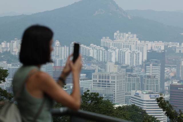 ▲민주당 을지로위원회는 문재인 정부 시기 부동산 폭등 원인을 세금에서 찾는다. 사진은 지난 13일 서울 시내 아파트의 모습. ⓒ연합뉴스