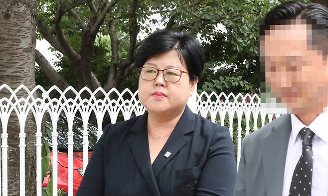 이태원 참사 유가족과 화물연대 조합원을 비하하는 글을 올린 혐의(모욕)로 기소된 김미나 창원시의원이 31일 오전 경남 창원시 마산합포구 창원지법 마산지원에서 열린 공판을 마치고 걸어가고 있다.연합뉴스