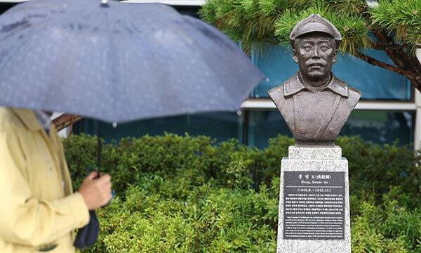 서울 용산구 국방부 청사 앞에 설치된 고 홍범도 장군 흉상 모습. 연합뉴스