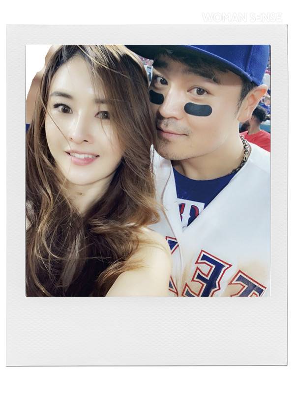 2019년 텍사스 레인저스 경기가 끝나고 글로브 라이프 필드에서 불꽃놀이를 구경하는 부부.