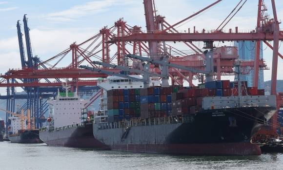 수출보다 수입이 더 줄어 ‘불황형 성장’ - 25일 오후 부산항에서 컨테이너 하역작업이 이뤄지고 있다. 수출보다 수입이 더 크게 줄어 순수출(수출-수입)이 직전 분기보다 늘면서 2분기(4~6월) 한국 경제가 힘겹게 0.6% 성장했다. 한국은행은 올해 2분기 실질 국내총생산(GDP) 성장률이 0.6%로 집계됐다고 25일 발표했다. 2023.7.25 연합뉴스