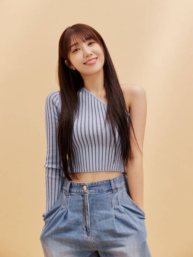 Singer Jung Eun-ji has released a new profile picture.Jung Eun-ji has created a variety of moods from natural to chic, creating a reversal between soft charm and charisma in this photo. Jung Eun-ji, who enthused fans with the temperature difference according to the opposite concept.He gazed at the camera with a gentle eye and gave a deep and cold Feelings. Bright and lively motion cuts under natural light doubled Jung Eun-jis unique cool Feelings for a cool vocalist.Jung Eun-ji is expected to continue her presence as an all-around queen this fall with ten days regardless of genre, including drama, advertising, overseas concerts and festivals.Singer Jung Eun-ji has been a member of Apink, a K-pop representative girl group that has been on a long run for 12 years.He released a solo remake album last November and was loved by the tough and irreverent Kang Ji-gu, who played in the drama Drinker City Women.