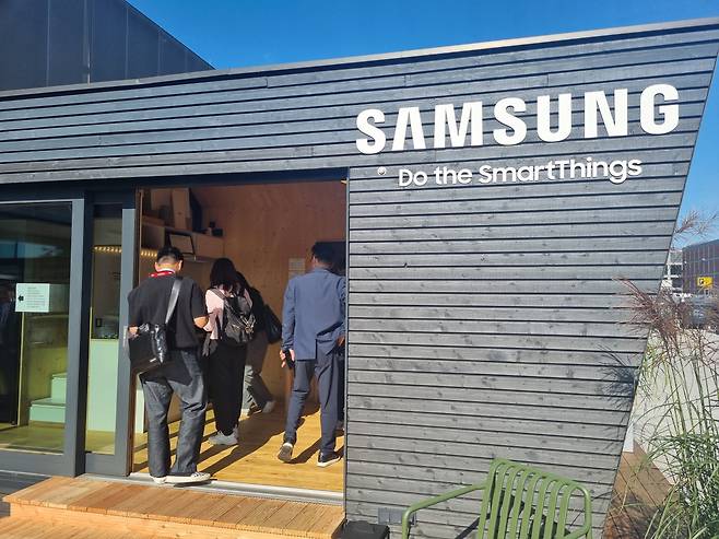 IFA 2023의 삼성전자 부스 야외 공간에 설치된 삼성전자의 1인 가구 주거 공간 타이니 하우스. 김민지 기자.