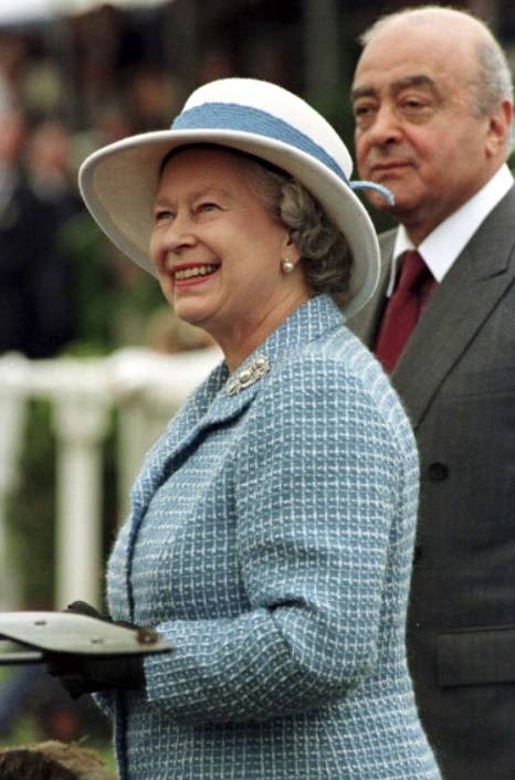 모하메드 알 파예드(오른쪽)가 1997년 5월 열린 한 경마 행사에서 당시 영국 여왕이던 엘리자베스 2세와 함께한 모습. 그로부터 불과 3개월 뒤 모하메드 알 파예드의 아들 도디 알 파예드와 엘리자베스 2세의 옛 며느리 다이애나 비가 교통사고로 함께 사망하는 비극이 벌어진다. 도디와 다이애나는 연인 사이였다. AP연합뉴스