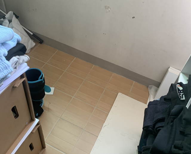 남자친구의 감금, 폭행 사건 이후 A씨는 이불도 깔지 않은 차가운 자택 베란다에서만 잠시라도 눈을 붙일 수 있다고 했다. A씨 제공