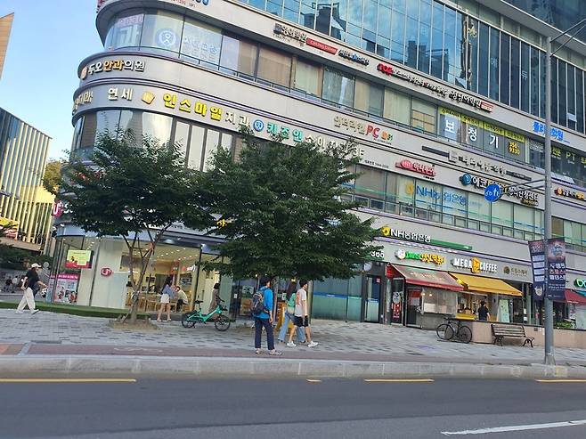 서울 진관동 구파말역 인근 집합건물. 주요 학원들이 입점해있다