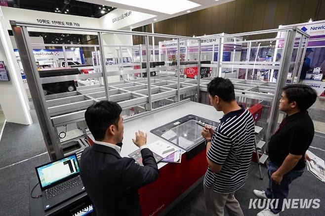 6일 오후 경기 고양시 킨텍스에서 열린 '제3회 유통·물류 및 공급망관리 산업전(SCM FAIR 2023)'을 찾은 관람객들이 전시를 둘러보고 있다.