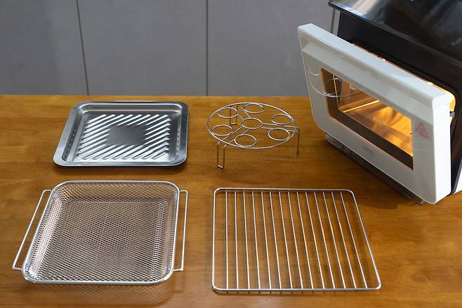 제품 구성품은 다용도 트레이와 바스켓, 그릴, 찐 달걀 트레이가 기본 제공된다 / 출처=IT동아