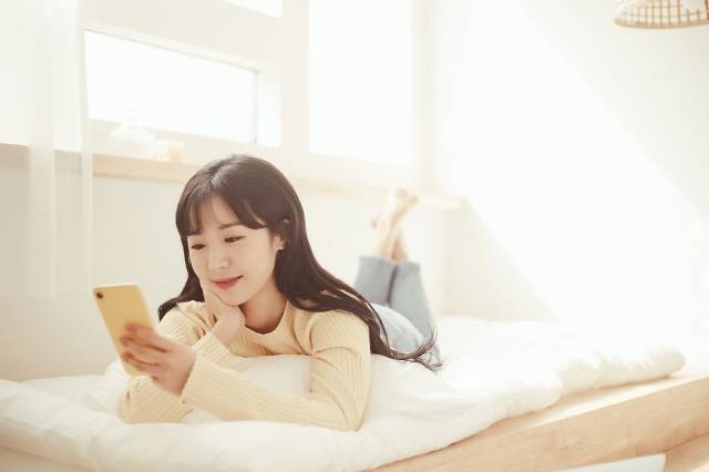 엎드리거나 옆으로 누워 있는 자세는 척추의 자연스러운 S자 곡선을 사라지게 해 통증을 유발한다./사진=클립아트코리아