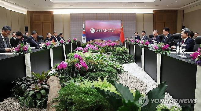 윤석열 대통령, 한·중국 회담 (자카르타=연합뉴스) 진성철 기자 = 윤석열 대통령이 7일(현지시간) 인도네시아 자카르타 컨벤션 센터(JCC)에서 리창 중국 총리와 한·중국 회담을 하고 있다. 2023.9.7 zjin@yna.co.kr