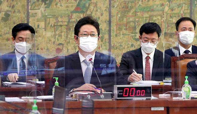 2021년 2월 황희 당시 문화체육관광부 장관이 국회 문화체육관광위원회 전체회의에 참석해 김승원 더불어민주당 의원의 ‘부수 부풀리기’ 관련 질의에 답변하고 있다. 한겨레 김경호 선임기자