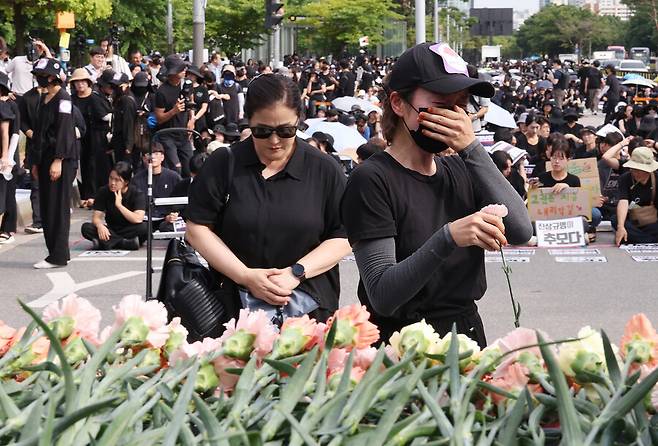 극단적 선택을 한 서울 초등학교 선생님의 49재를 맞아 지난 4일 서울 여의도 국회의사당 앞에서 열린 ‘공교육 멈춤의 날’ 행사 시작에 앞서 참석자들이 헌화하고 있다. 신소영 기자 viator@hani.co.kr