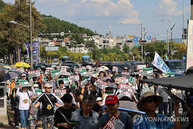 홍범도장군로 걷는 대전시민 (대전=연합뉴스) 이주형 기자 = 홍범도장군기념사업회가 10일 홍범도장군로 시민 걷기대회를 연 가운데, 이날 오후 걷기대회에 참가한 대전시민들이 홍범도장군로를 거쳐 대전현충원 홍범도 장군묘역까지 걸어가고 있다. 2023.9.10 coolee@yna.co.kr