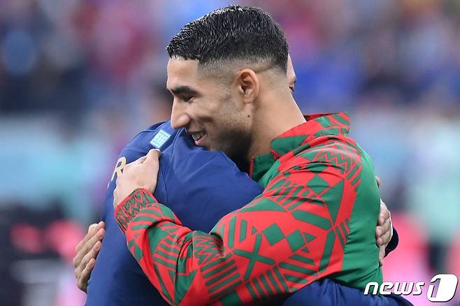 14일(현지시간) 도하 알코르의 알베이트 스타디움에서 2022 카타르 월드컵 4강 프랑스 대 모로코 경기가 시작되자 모로코 수비수 아치라프 하키미(오른쪽)가 프랑스 공격수 킬리안 음바페(왼쪽)를 끌어안으며 인사하고 있다. ⓒ AFP=뉴스1