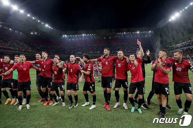 폴란드를 꺾고 기뻐하는 알바니아 선수들. ⓒ AFP=뉴스1