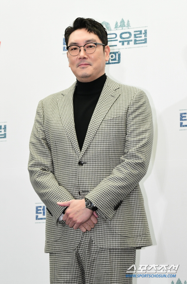 Actor Cho Jin-woong has opened up about Hong Beom-do General Bust pre-controversies for the first time in the entertainment industry.Cho Jin-woong first spoke about Hong Beom-do General-related controversies through an interview with News Tomato on the 11th.Cho Jin-woong is the first person in the entertainment industry to mention these controversies.Cho Jin-woong said, When a person speaks an opinion or idea about a situation, or when it becomes doubtful, controversies, the thesis should be accurate and universally valid.However, this situation is not included in the scope of logical compliance in the normal category, he said. It is terrible to answer these questions by oneself. Cho Jin-woong said, Openers of the question, have you really seen the great will of your ancestors who have made this country work with your life? We are proud of this land that has kept our lives as collateral. Is this an emotional appeal worthy of this time? I will not be sick, I will not hit the ground with my fist, I will not be lamenting with alcohol.Ill just laugh. Ill laugh because I have no words. Ill laugh because I can not lift my head. Cho Jin-woong is a representative patriotic star in the entertainment industry who appeared as an independent fighter in films such as Captain Kim Chang-soo and Assassination, and Hong Beom-do General as a national special envoy.Cho Jin-woong, who went to Kazakhstan and directly took the remains of the Hong Beom-do General, said, I think it is too late and I am honored to be able to do so.Cho Jin-woong also attended the ritual ceremony in Korea and said, I met many people who remember and mourn the traces of General and his traces, and I was heartbroken as a Korean.On the other hand, the Military Academy recently became controversies because it announced that it would dismantle the Hong Beom-do General Bust on campus because it is not appropriate to commemorate those who have various controversies such as membership of the Soviet Communist Party and history of activities.The Ministry of National Defense is also reviewing the transfer of the Hong Beom-do General Bust, and Navys Hong Beom-do name is also under consideration for replacement.However, Navy has stated its official position that it is not reviewing.Among them, Lee Jang-woo, the mayor of Daejeon, announced his intention to abolish the Hong Beom-do General in Yuseong-gu, Daejeon, and the Hong Beom-doGeneral Memorial Business Association held a Citizen Walking Competition with Hong Beom-do General on October 10, .