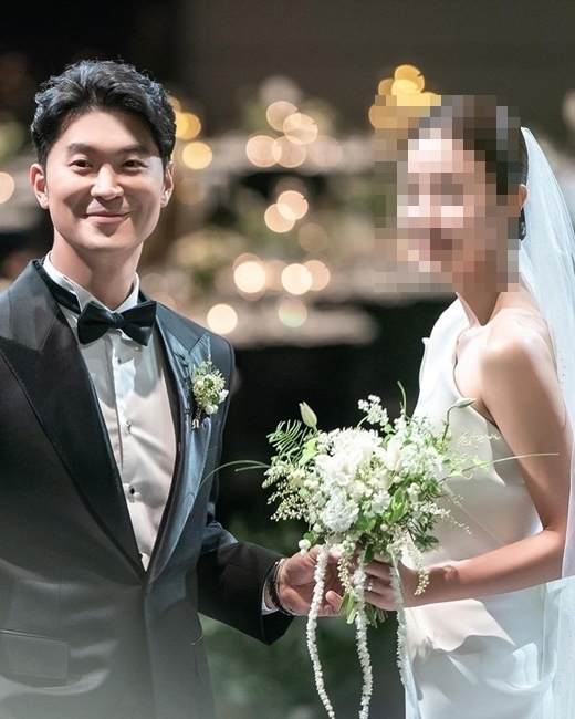 Hip hop duo Dynamic Duo member Choiza (real name Choi Jae-ho and 43) revealed their honeymoon with Wife.Dynamic Duo Choiza wrote a short Pingyao on the 10th and shared several photos and video clips to the public.It contains Choizas trivial daily life, including a photogram taken with a dog sitting on a chair wearing a purple sweatshirt, jeans, sunglasses, a video of the beach, a food photograph and a video.In light of the location tag, it seems to have visited Pingyao County in Gangwon Province. In particular, Choiza surprised the couple Photograph, who took a dog in his arms in a wife and swimsuit.Choizas face is full of happy smiles. Choiza Wifes luscious beauty also stands out.Choiza married in July amid the blessings of family, colleagues and fans; Choizas Wife is an office worker younger than her.At the time of the marriage, Choiza said, Thanks to the congratulations of many people, I finished my blessed wedding well. I think I owe you a great deal, and I will repay you for a long time together. Thank you and I love you.In the meantime, a photograph kissing Wife, a photograph with two hands and a bright smile, etc., were also celebrated by many people.The wedding announcement was announced in February by Choiza herself to fans of the lengthy post.At the time, Choiza said, I opened a notepad to give good news to everyone who loves me and loves me at this time when the winter is very cold and the spring is faint. I do not know if it is comfortable or familiar, I walked alone for a long time and I believed that it would continue.I met a man who stopped me from wandering around like this. Choiza said, I met naturally with the introduction of a close acquaintance, and I am a charming woman with a simple smile that looked at me warmly when I was tired or happy.It is as comfortable as an old friend if you are together without any embellishment, and it adds a sense of stability to my somewhat dynamic life. Choiza said, Now we are going to walk together toward a new goal of a harmonious family. The time will be in July of this year. I will hold my hand like this now and love and have fun. Thank you for reading to the end.I hope you will support us a lot in the future of our new start. I love you. 