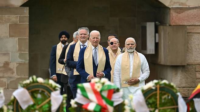 10일(현지시간) 조 바이든 미국 대통령(앞줄 왼쪽)과 나렌드라 모디 인도 총리(앞줄 오른쪽)가 다른 세계 지도자들과 함께 뉴델리 라즈가트에 있는 마하트마 간디 기념관에 입장하고 있다.[AFP]